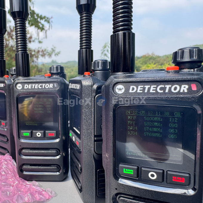 1.5-2KM Handheld FPV Drone detector Detection 800~1500MHz、2400~2485MHz、5725~5850MHz 0